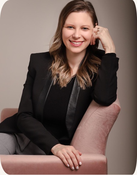 Dra. Bruna Ludvig sentada
